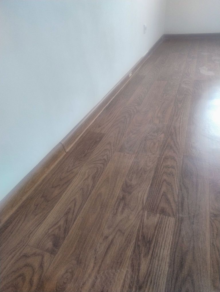 Продам двери 80и60см, раковина, линолеум около 35м2.
