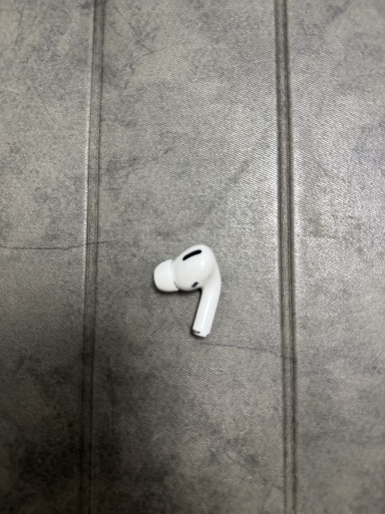 продам правый наушник airpods pro 1 оригинал