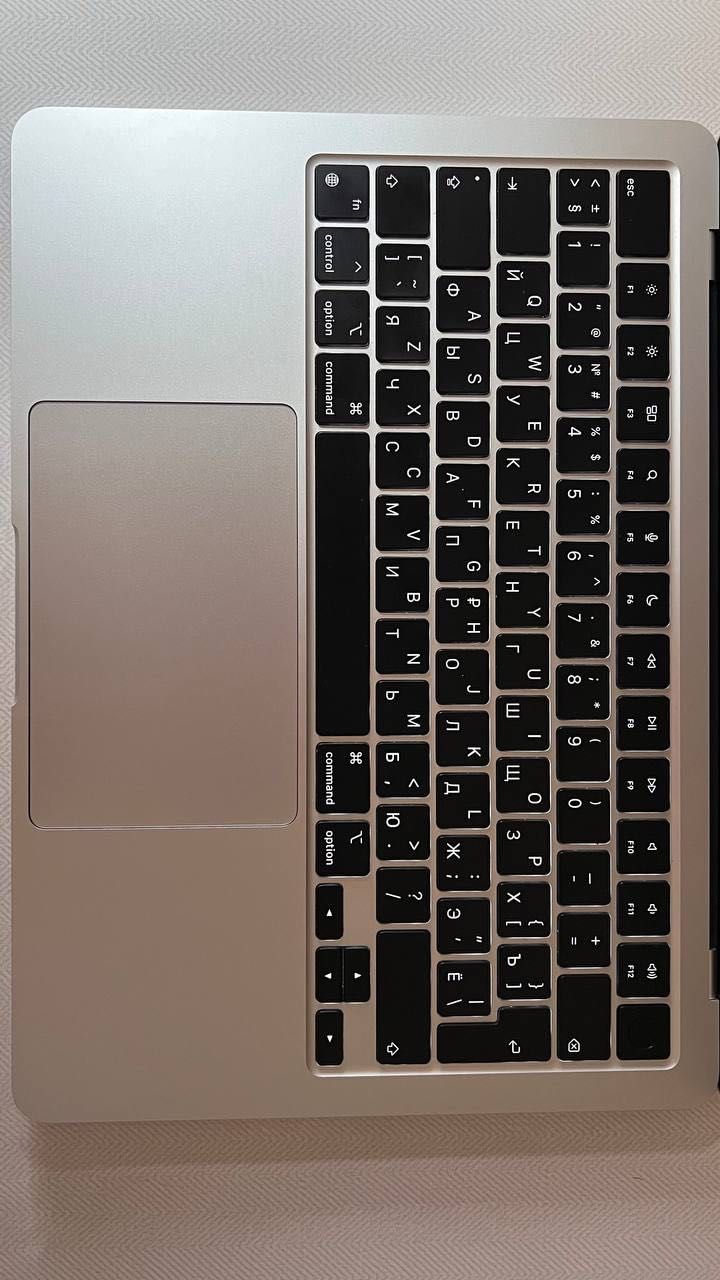 Продаю MacBook Air 13 (2022, M2) — как новый!
