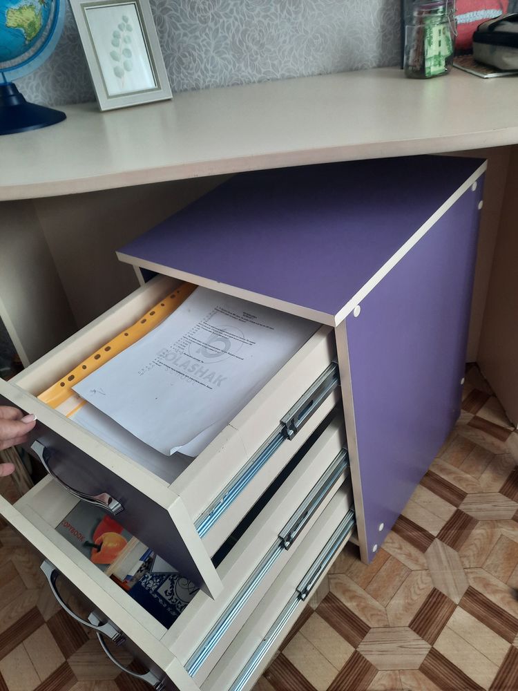 Продам детский гарнитур. Кровать с матр-ом, шкаф, стол и тумба. Срочно