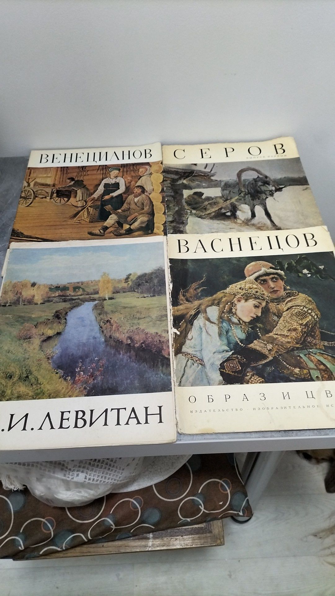 Продам большие советские книги.