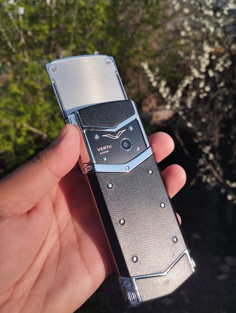 Vertu signature слайдер