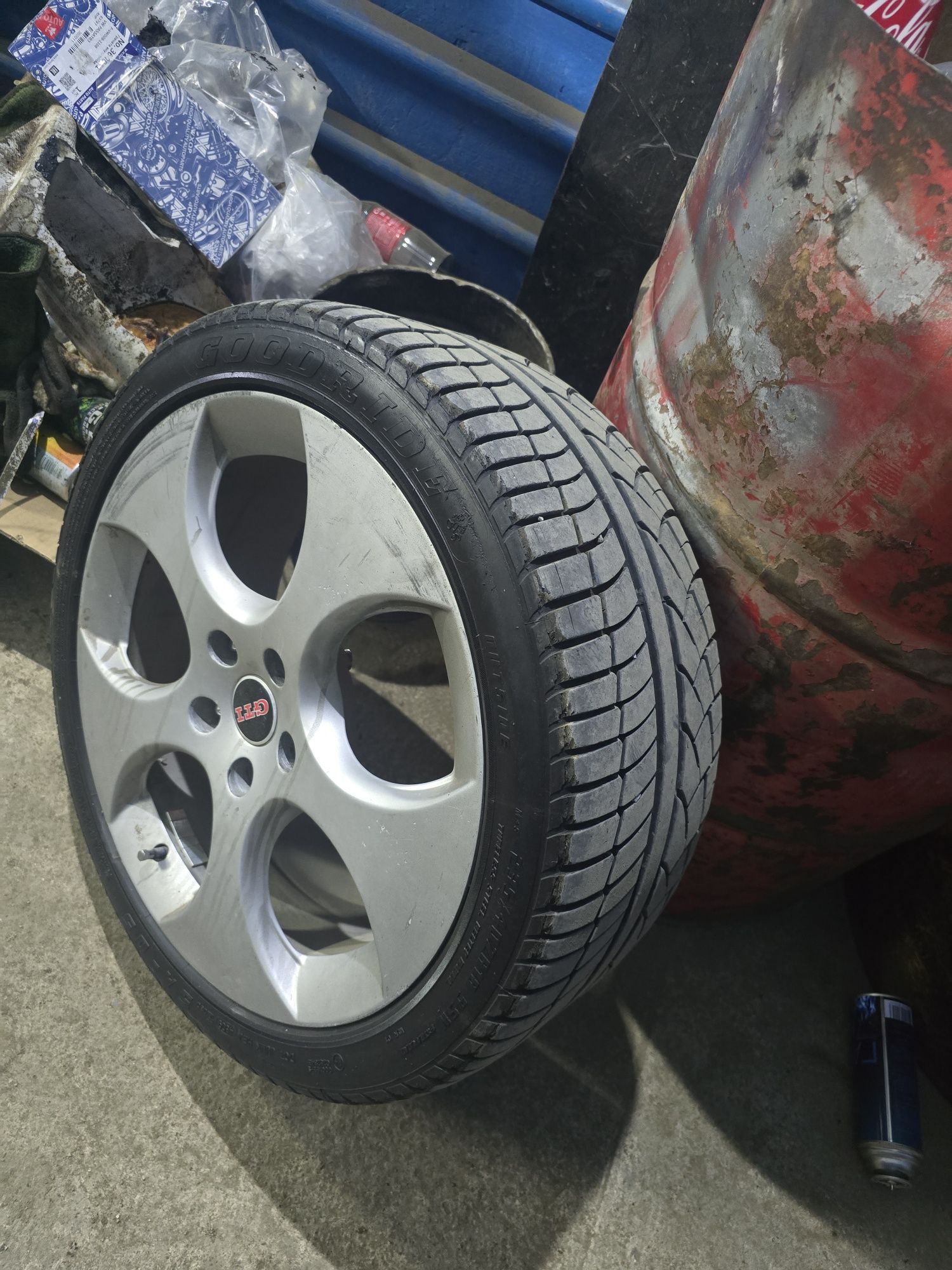 Продам диски с шинами R18