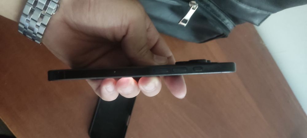 Продам Iphone 16 pro 256 гб