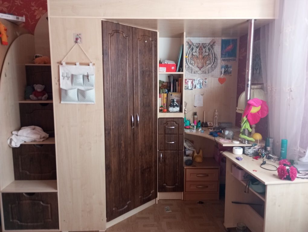 Продается школьный гарнитур.