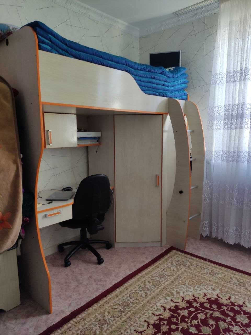 продается двухъярусный кровать с шкафом