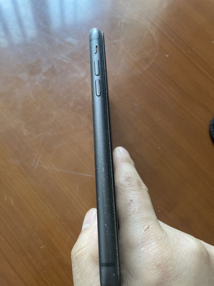 продается Iphone 11 черный на 128 гигов.