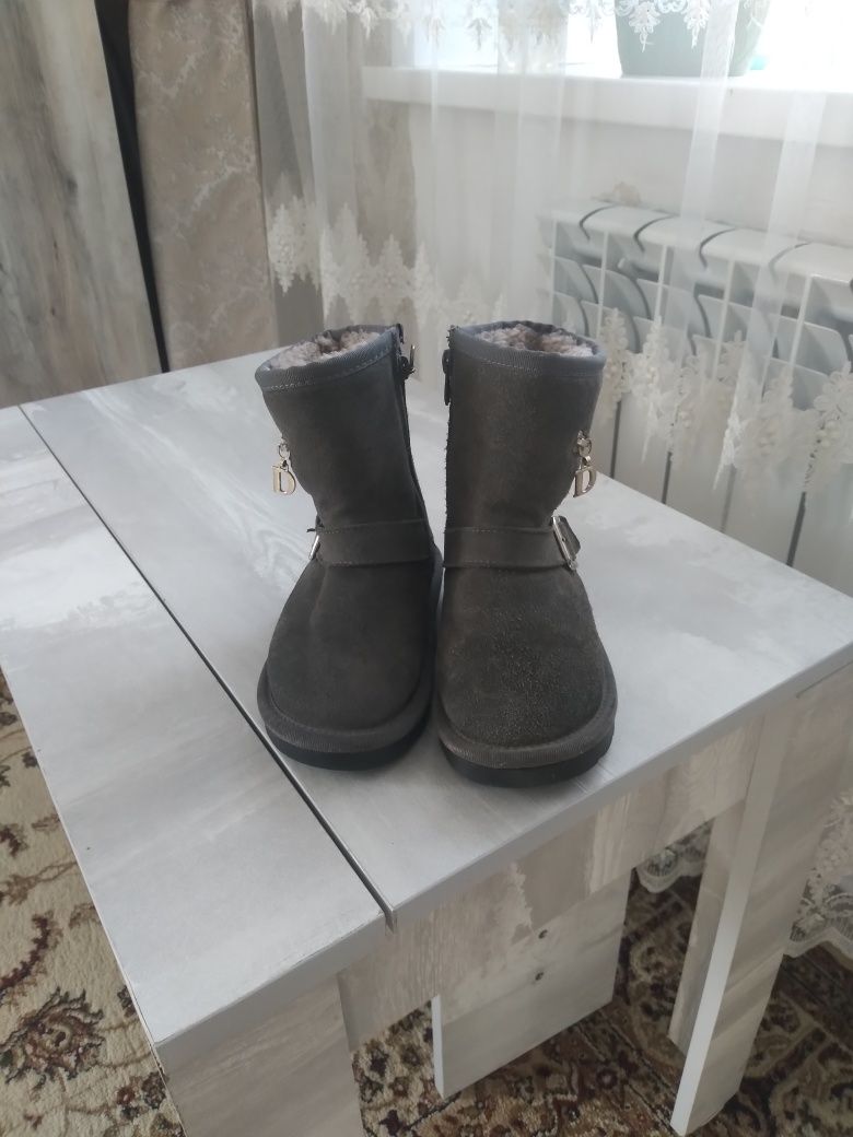 Продам зимние очень тёплые детские угги