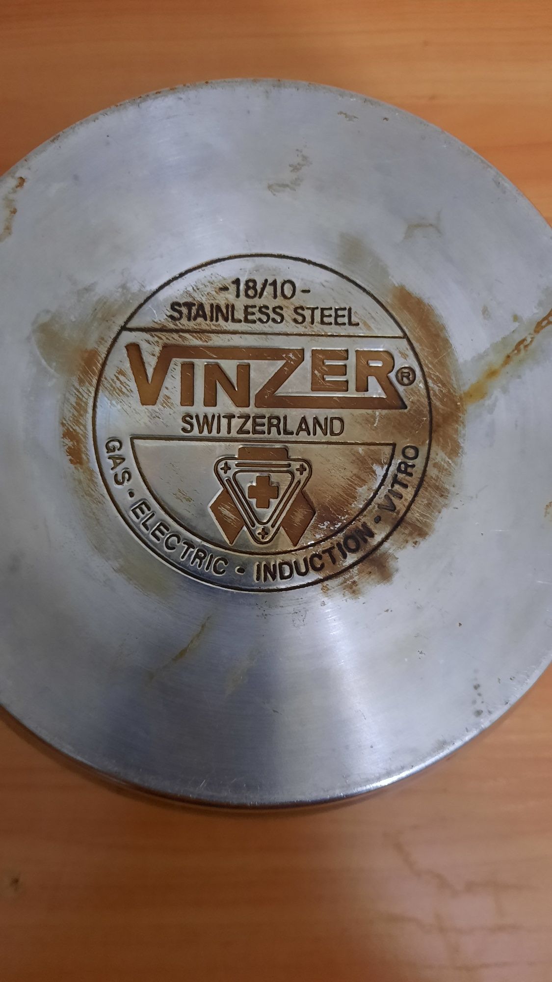 Кастрюля VINZER с крышкой. Б/у. Диаметр 21 см. Обьём 2,5 л.