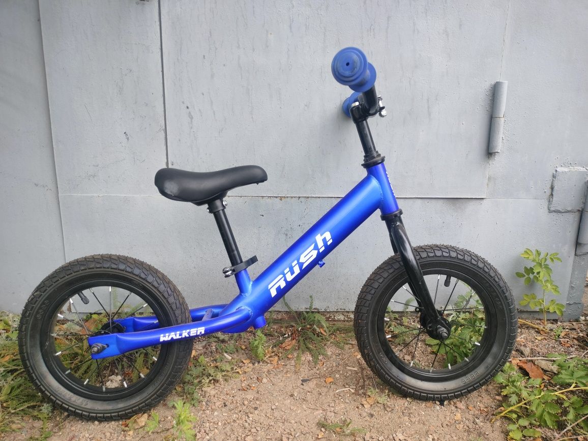 Продам Беговел 12"