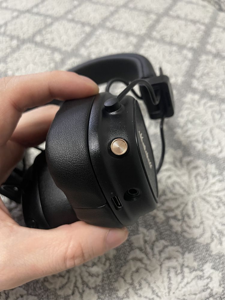 Продам новые наушники marshall 5