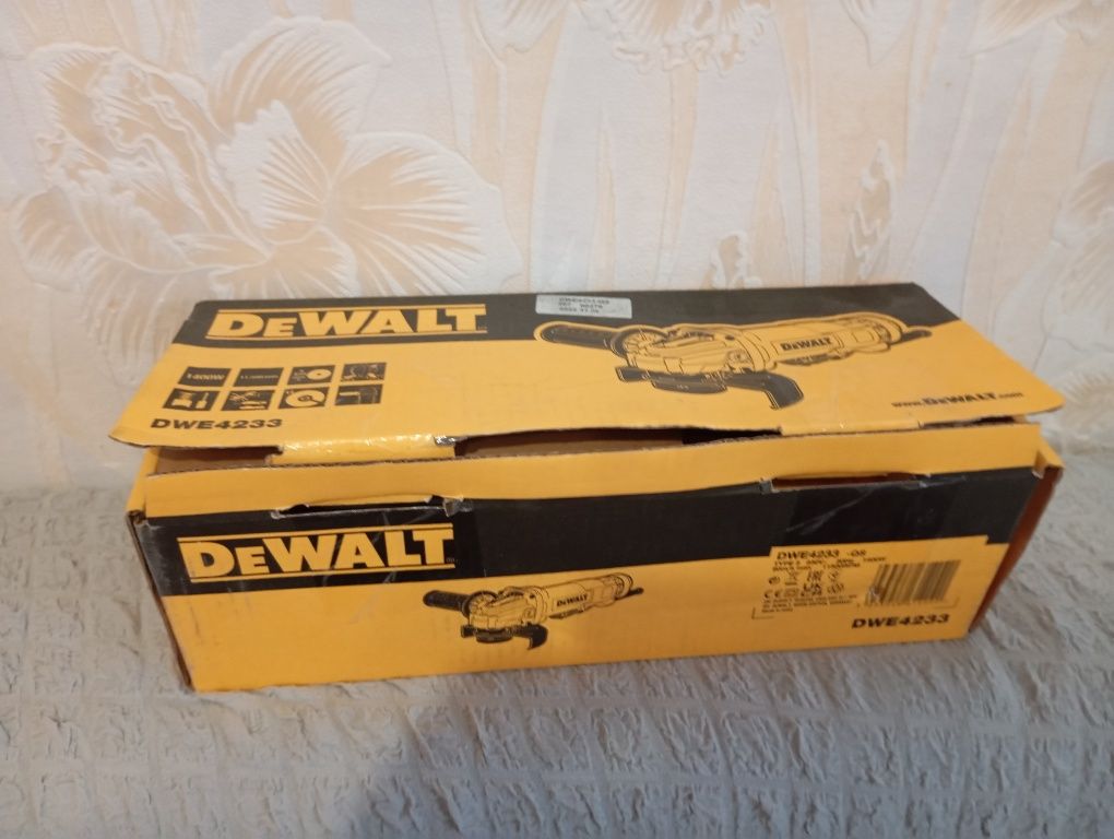 Шлифмашина угловая DeWALT DWE4233-QS .Новая.