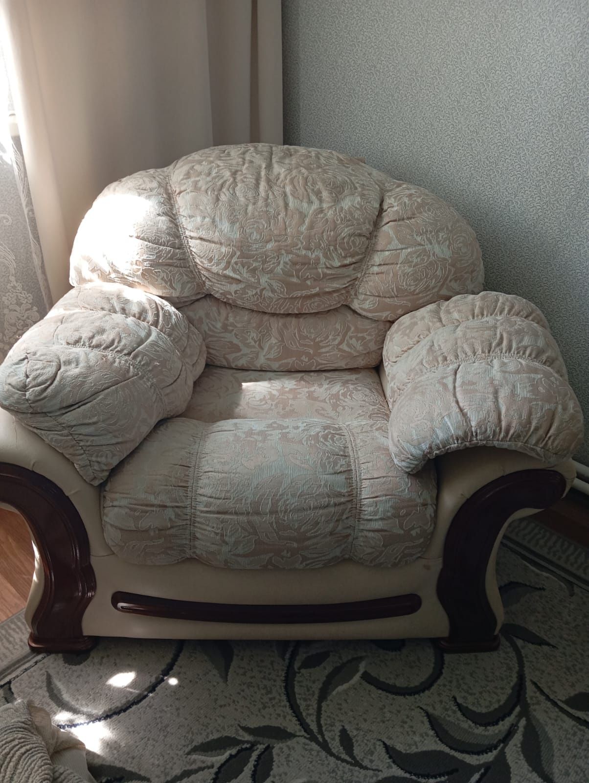 Продам диваны и кресло
