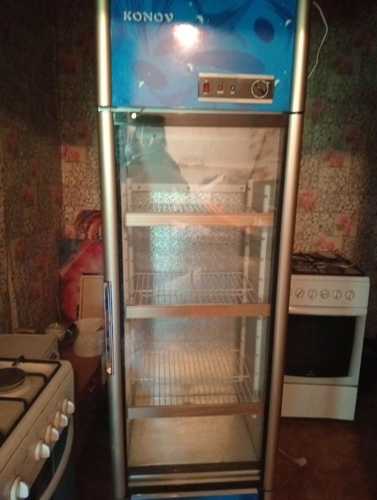 Продам холодильник под напитки.