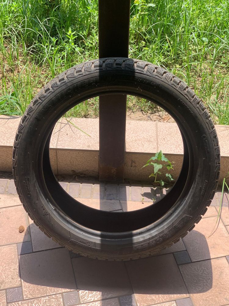 R18 MICHELIN 235 / 45