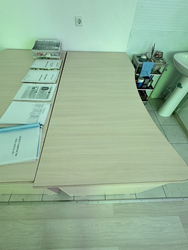 Продам 2 стола офисных