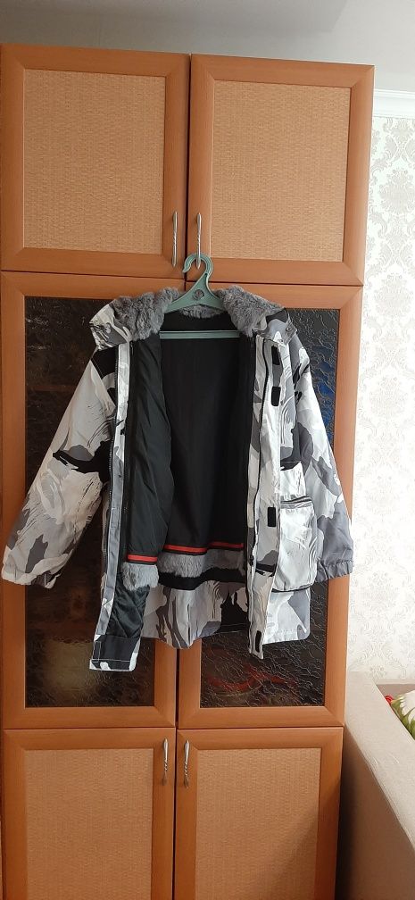 Продаю подростковую зимнюю куртку 48 р.