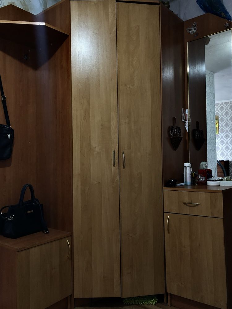 Продам угловую прихожую