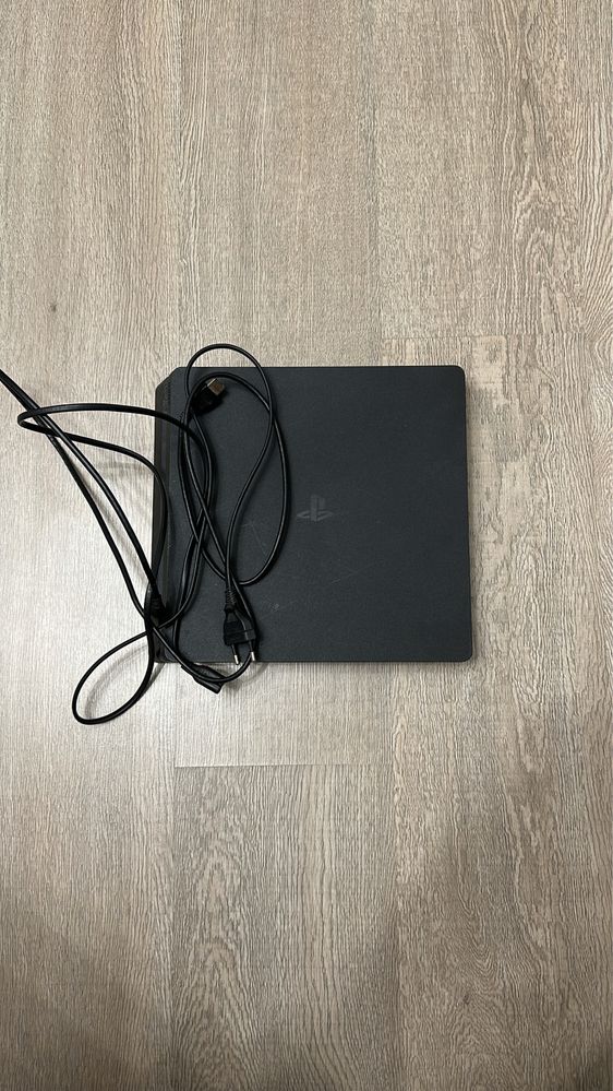Продам Ps4  на 1 Т, в комплекте отдам 10 дисков ,2 джостика с зарядкой