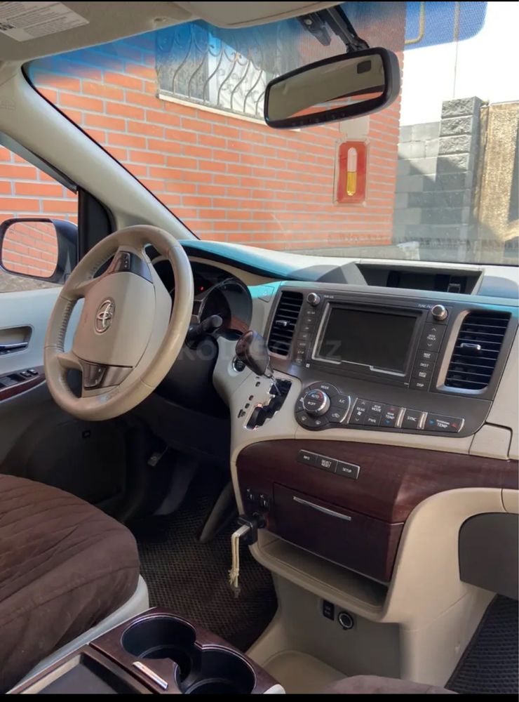 Автомобиль Toyota Sienna 2010 года продается в отличном состоянии.