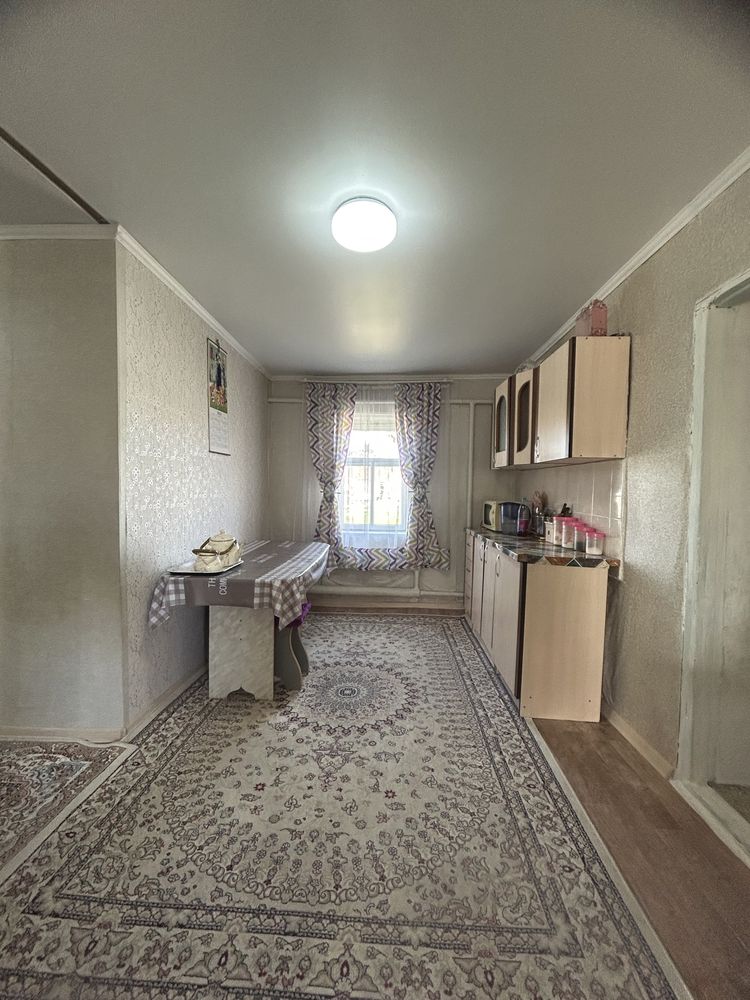Үй сатылады.