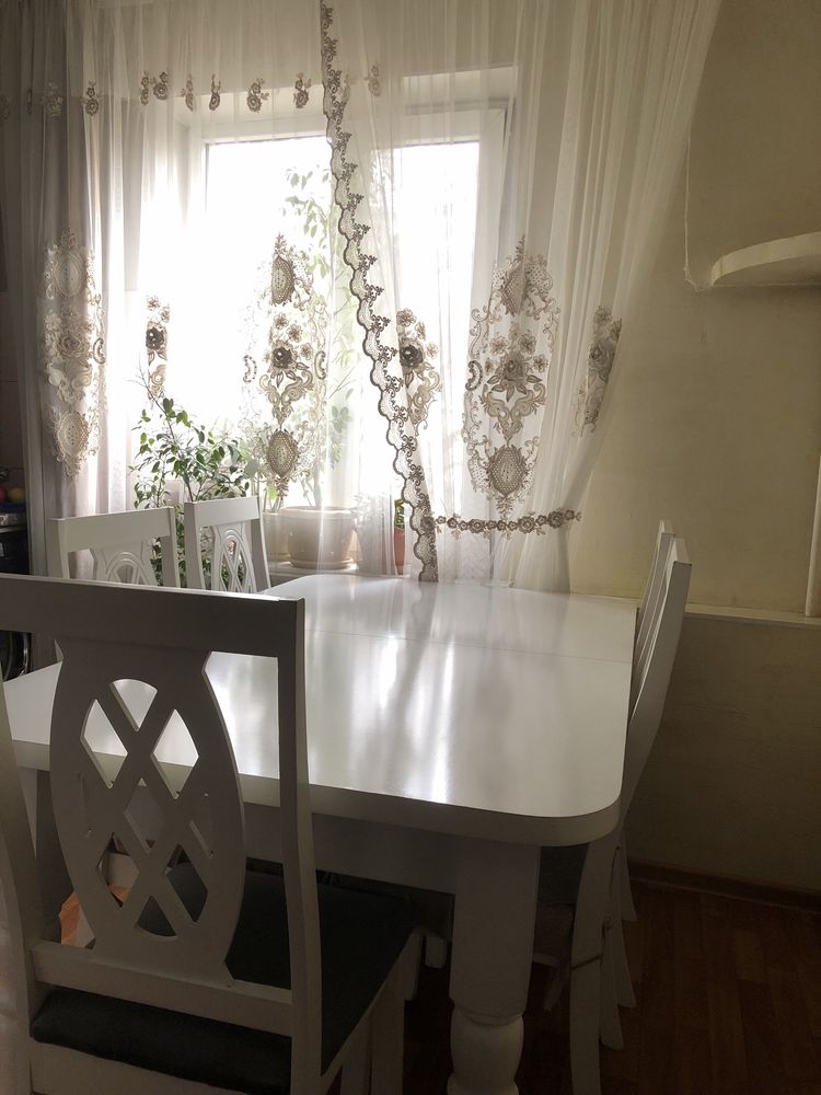 Продаю стол со стульями , скатерть в ПОДАРОК
