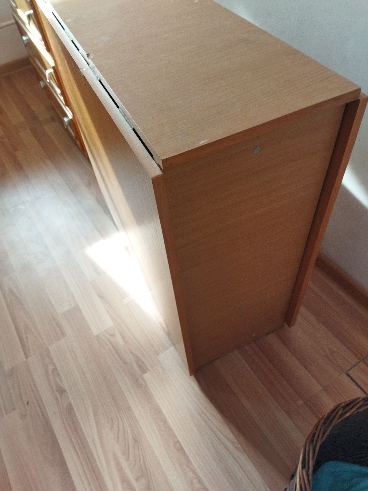 Продам стол книжку.