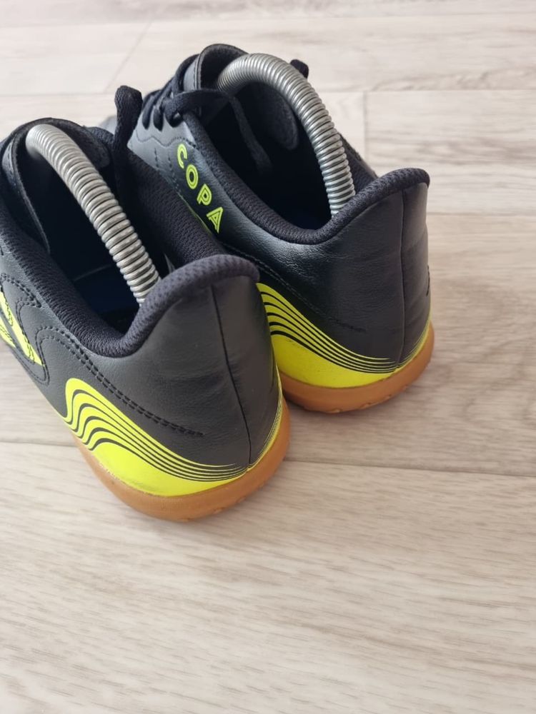 Оригинальная футзалка фирмы Adidas AdiQuestra.