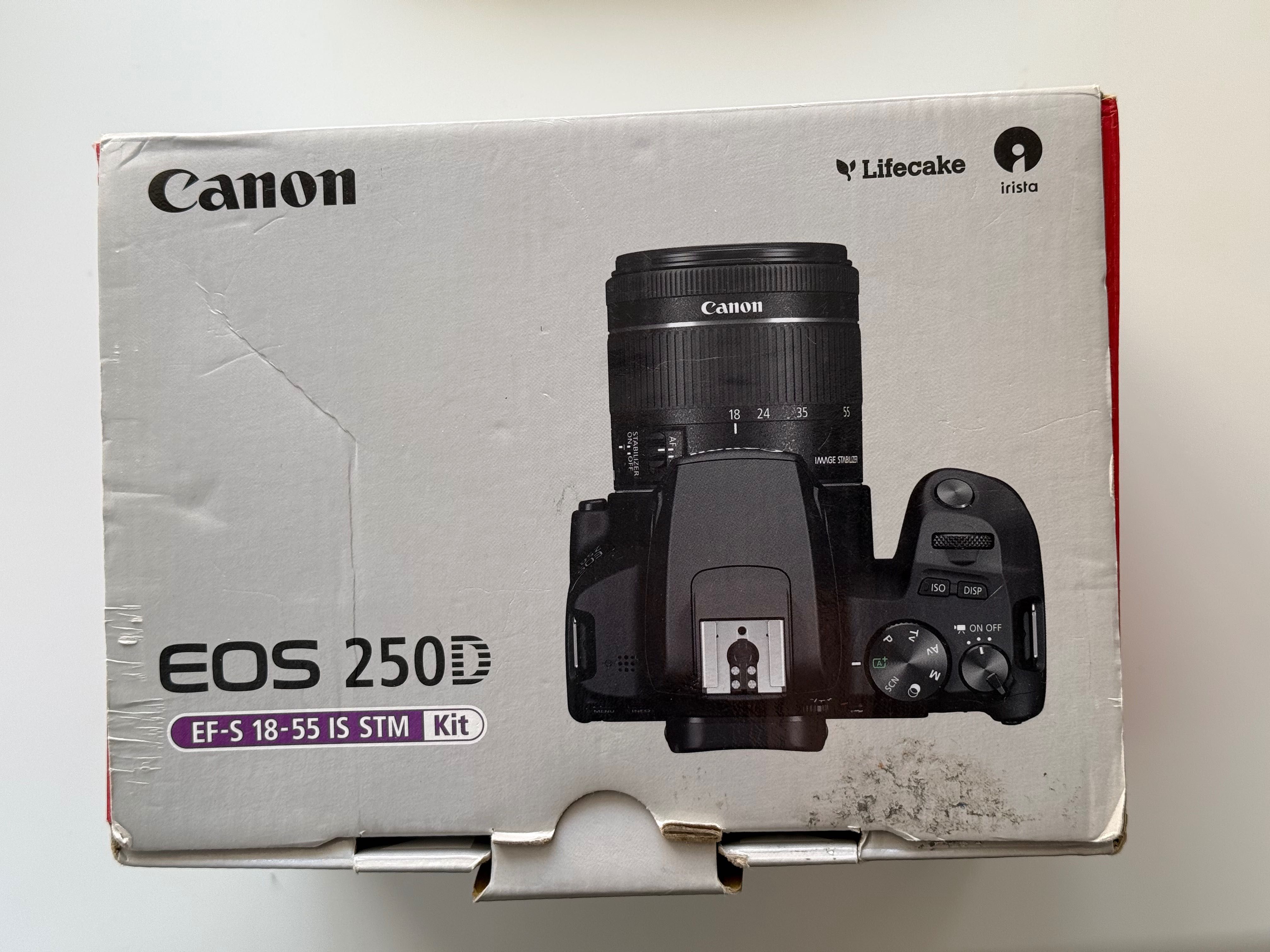 Canon EOS 250D с зум объективом. Полный комплект