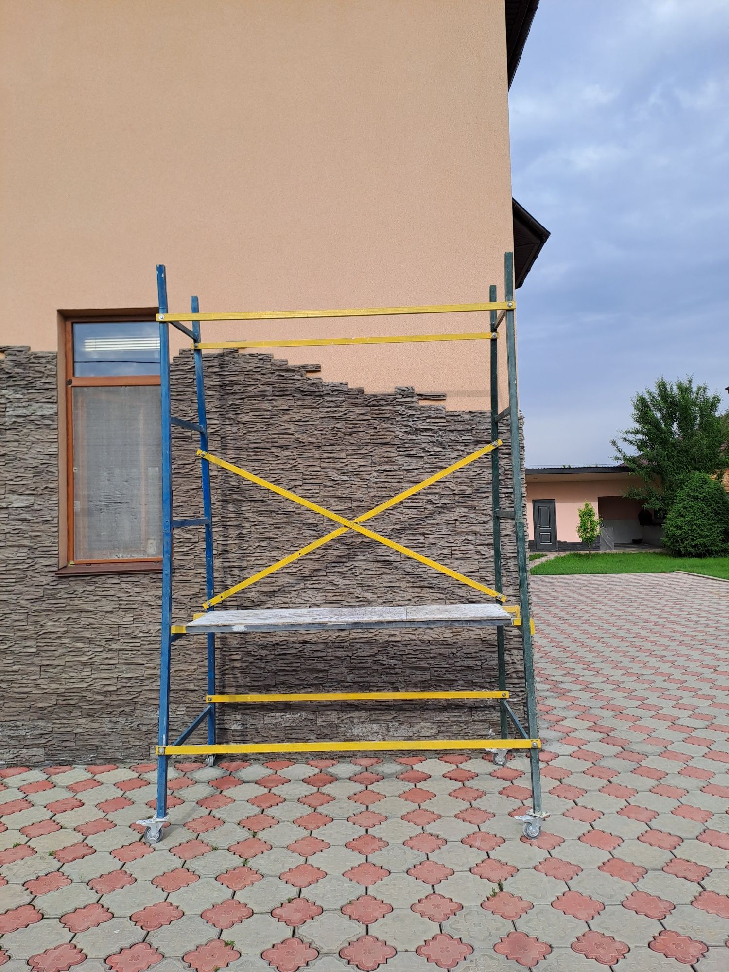 Аренда прокат строительные леса на колёсах