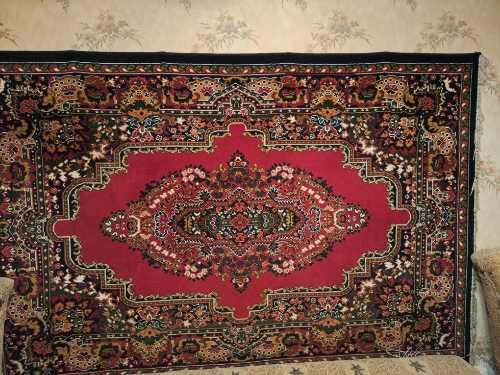 Ковёр  б/у  размер 1.8×2.7