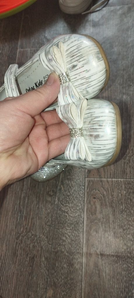 Две пары туфелек для девочки