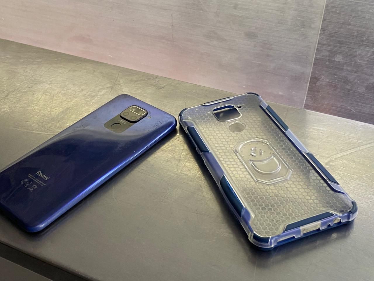 Продам Redmi note 9 128gb История чистый 
Комплект Зарядка коробка нет