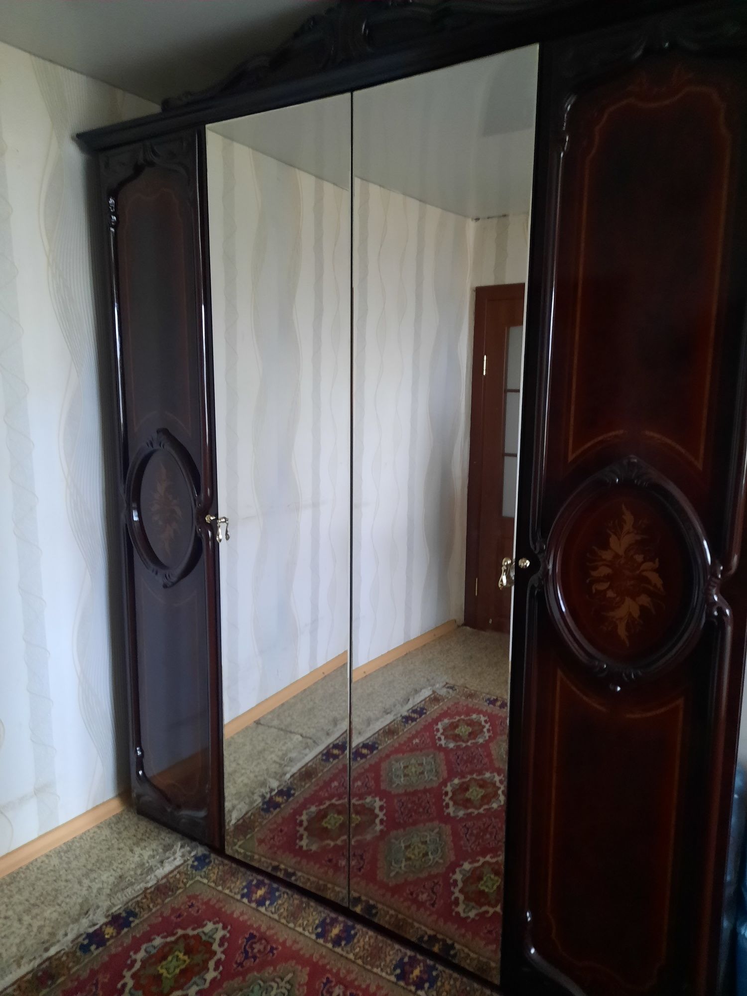 Продам спальный гарнитур отличного качества.  Недорого.