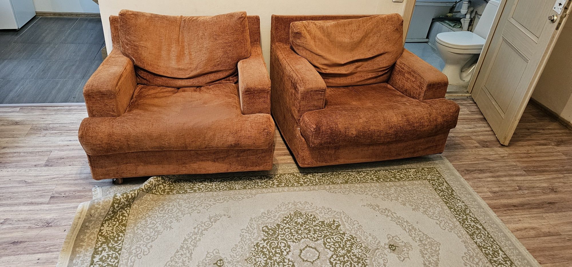 Продам диван с двумя креслами бу