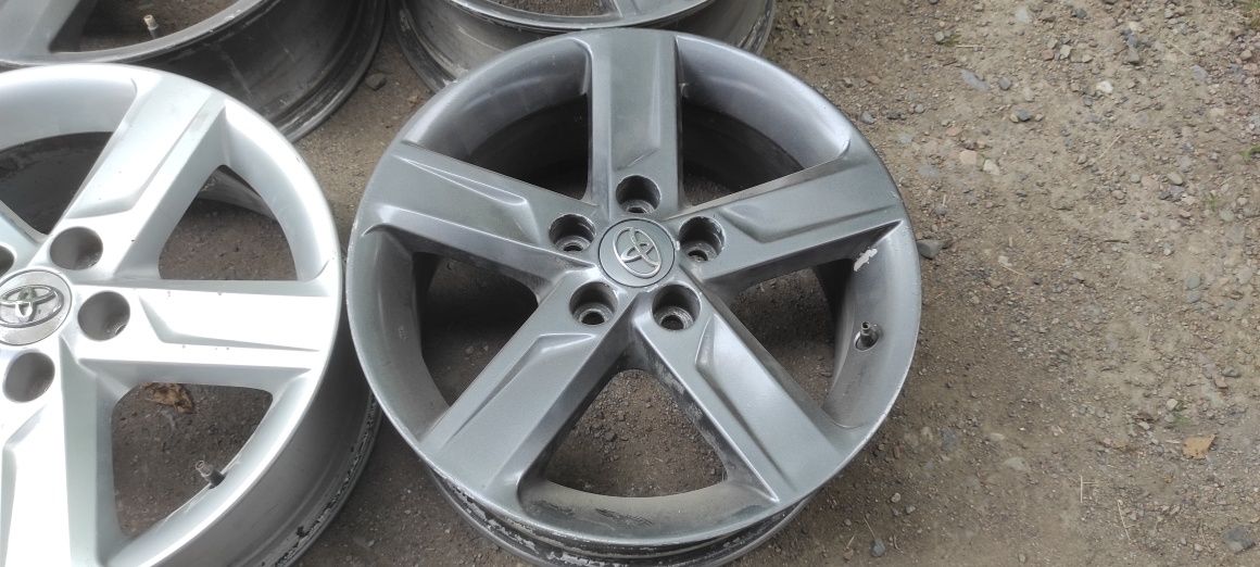 Комплект оригинальных дисков R17. Toyota Camry