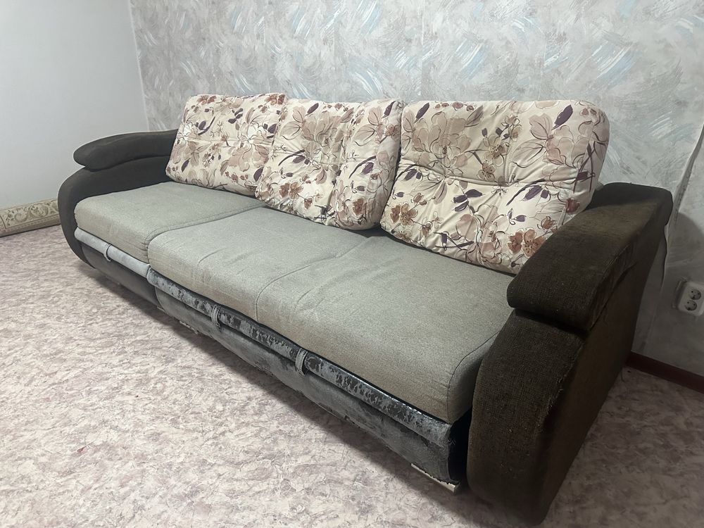 Продам диван в нормальном состоянии.