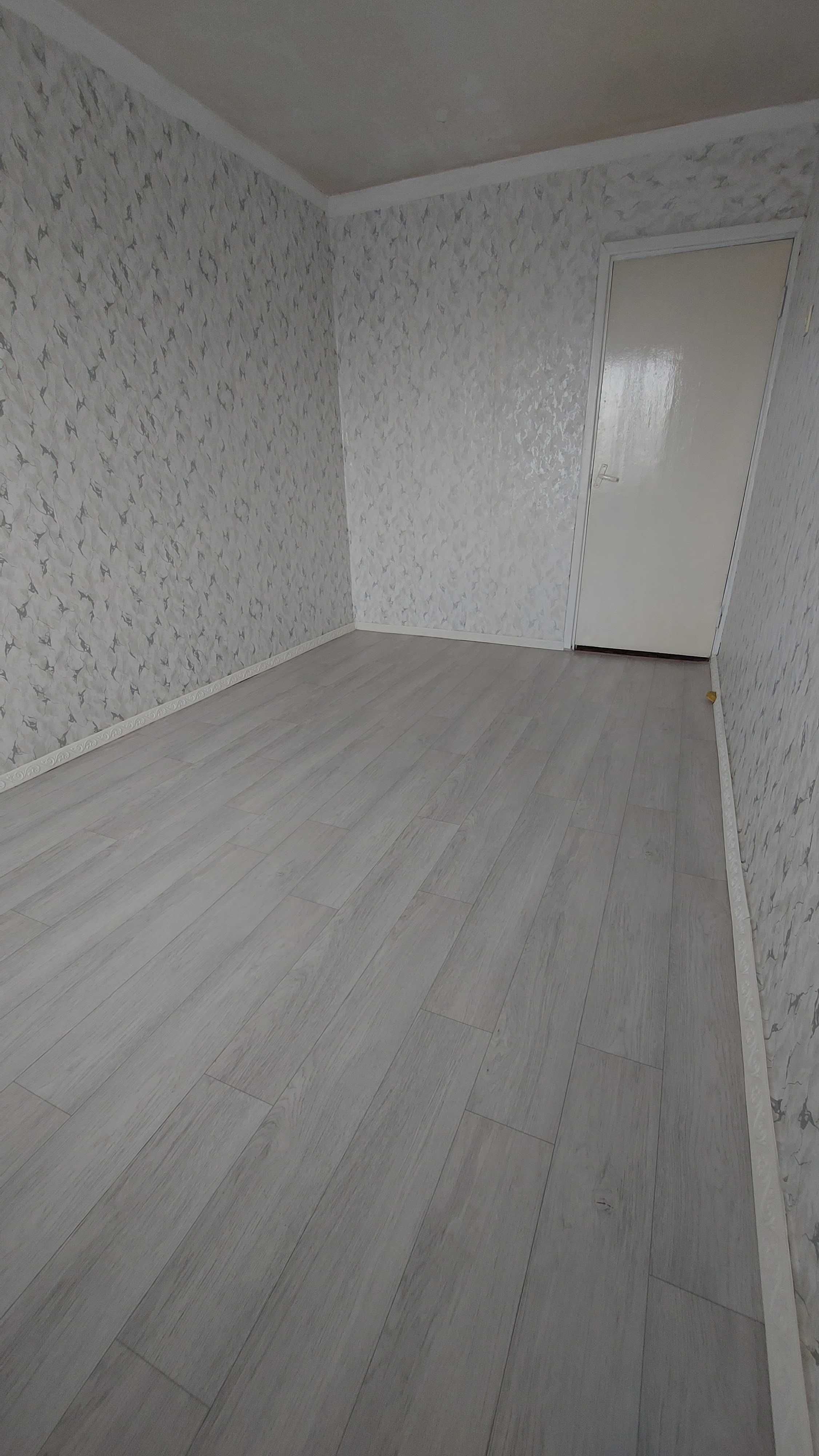 продам 4-ёх комнатную квартиру, Алматы,Аксай-3а, д.63. НЕ угловая