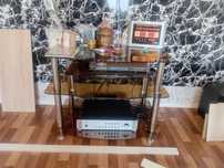 Стол стеклянныи под телевизор