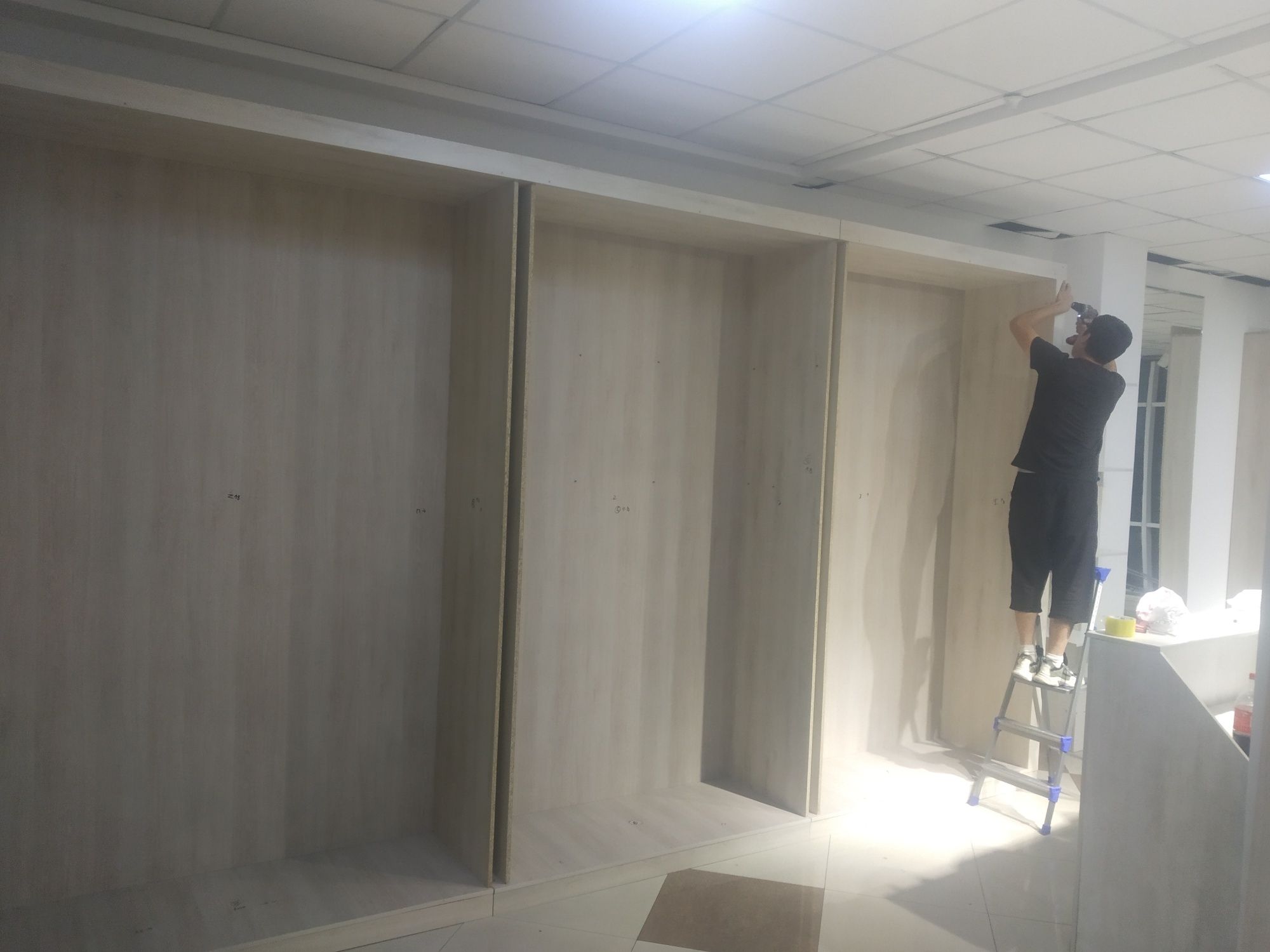 Разборка и сборка мебели, упаковка мебели для хранения или перевозки