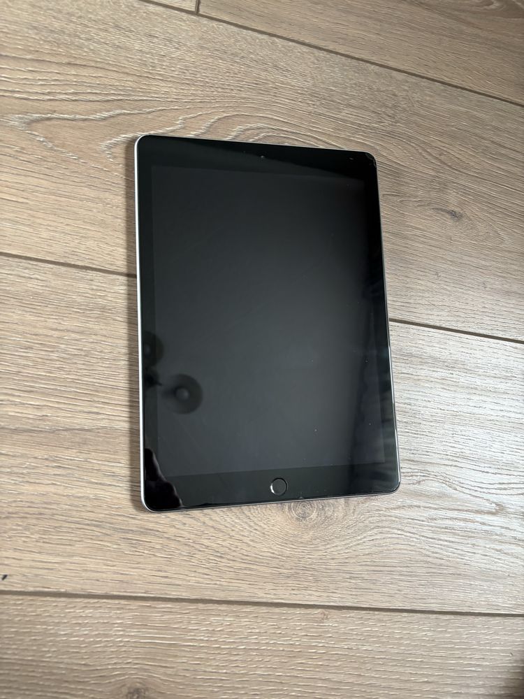 Продам iPad 5 в хорошем состоянии