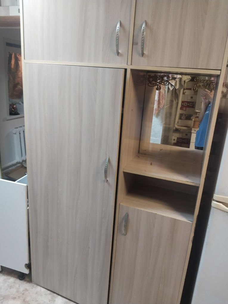 Продам Шкаф стенку "Приходая,Кухня"