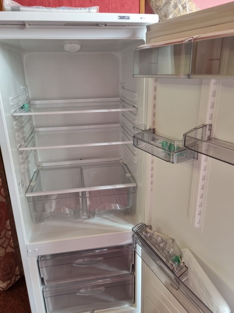 Продам морозильную камеру INDESIT и холодильник ATLANTновые