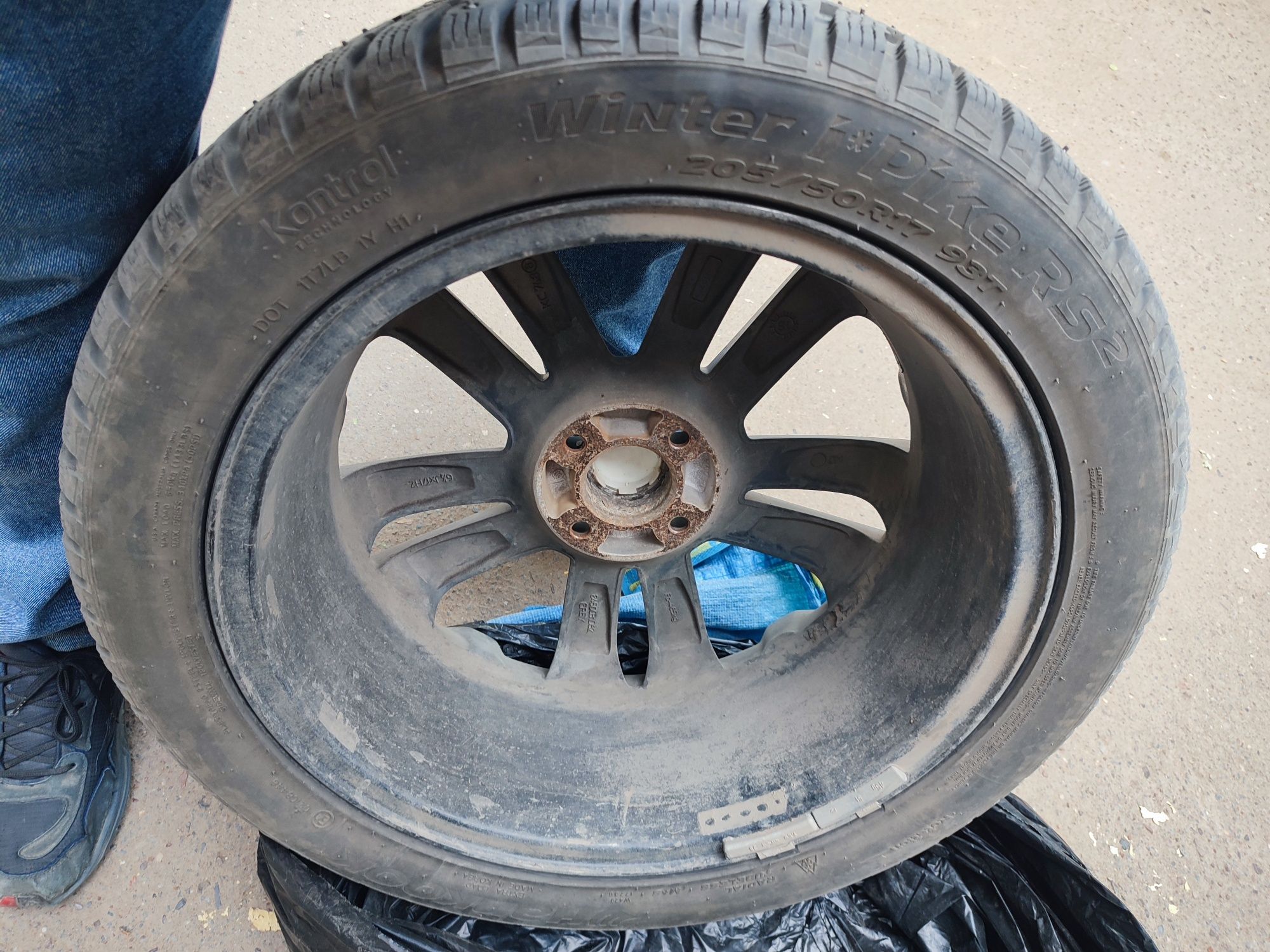 Колёса зимние HANKOOK на литых штатных дисках VESTA SW CROSS 205/50R17