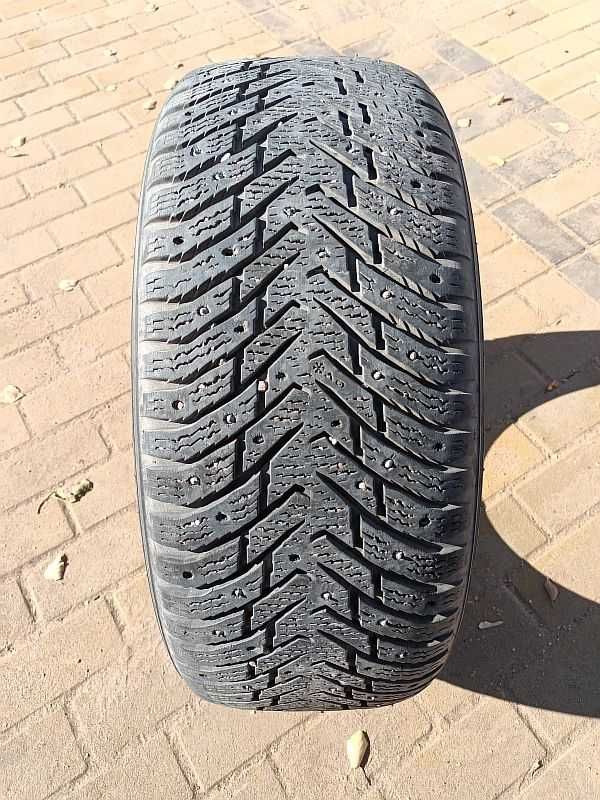 ОДНА шина 225/50 R17 - "Nokian Hakkapeliitta 8" (Россия), шипованная.