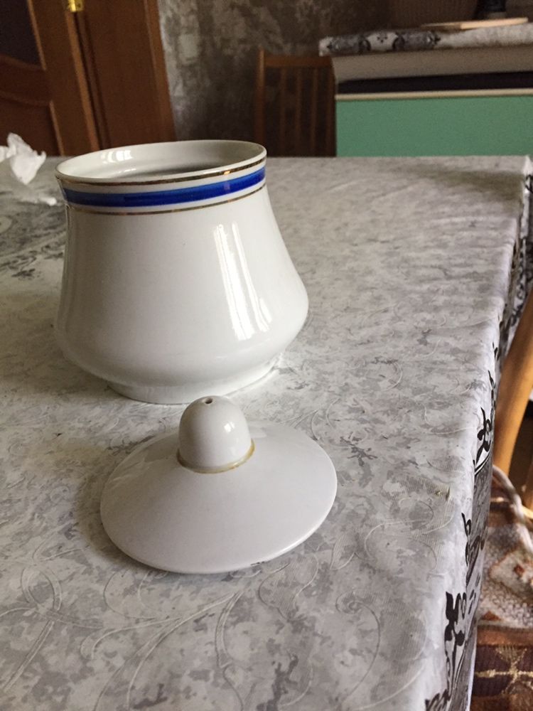 Чайники соусник сахарница тарелочки стаканы