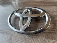 Эмблема на решётку радиатора Toyota