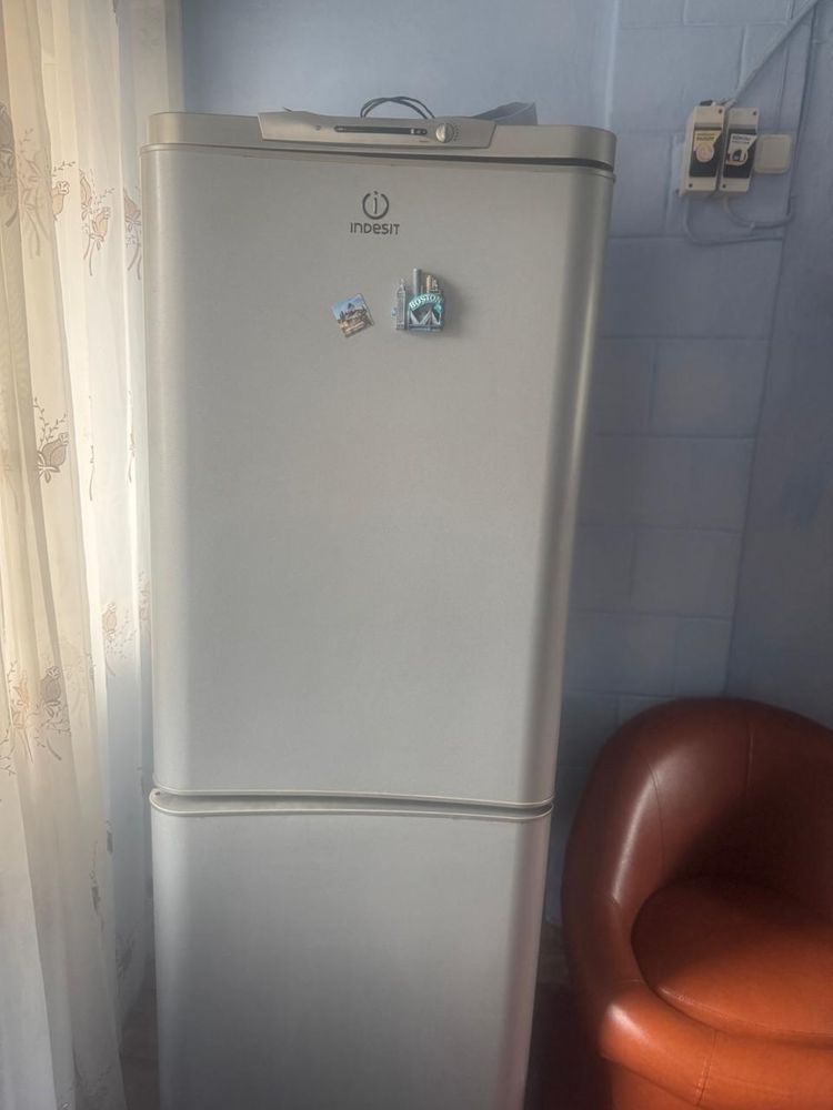 Продаю Холодильник Индезит б/у