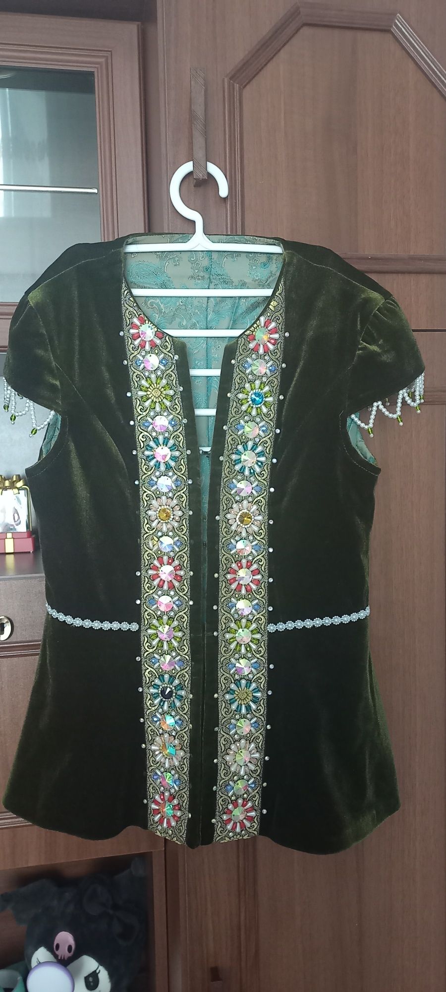 Кажекей, көйлектер сатылады.