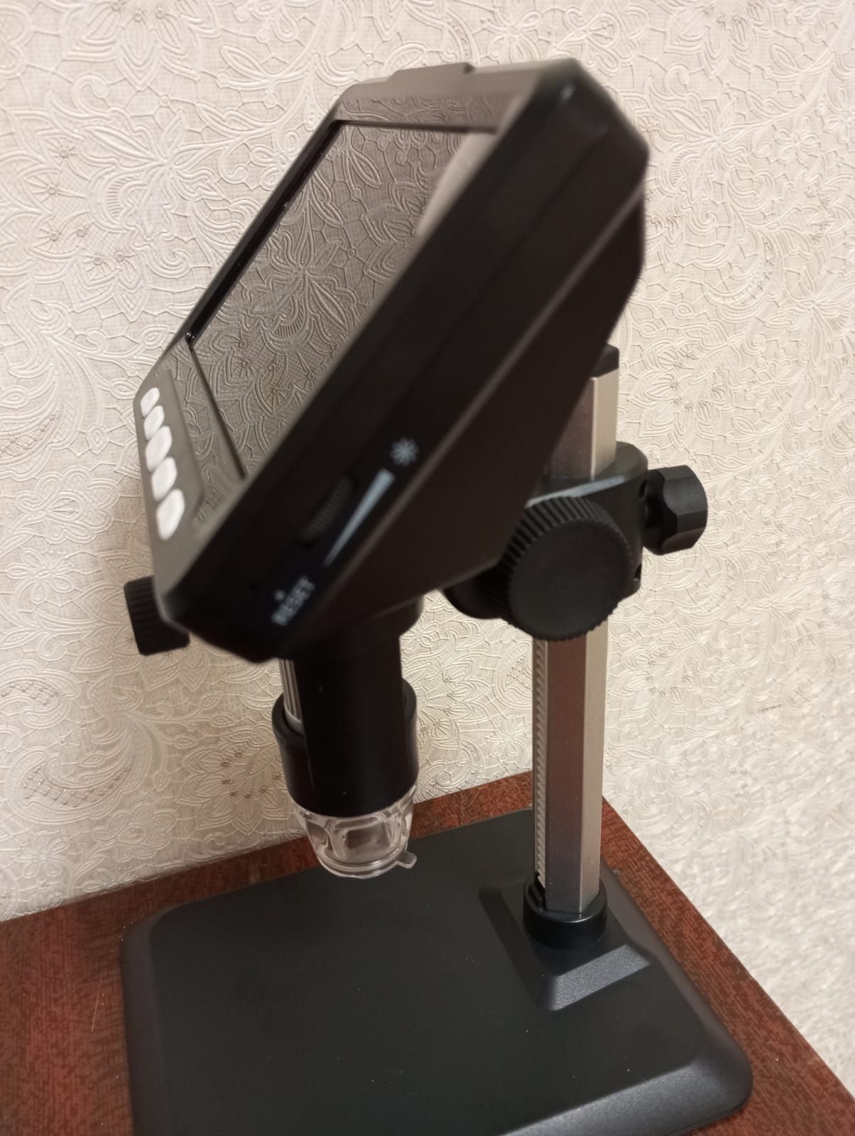Цифровой микроскоп  QIMIC 10.92cm LCD дисплеем
